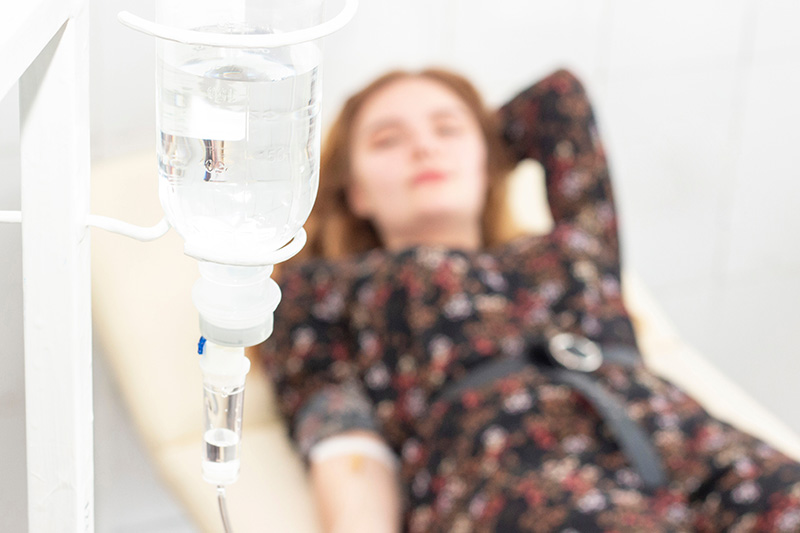 Frau am Tropf bei Infusionstherapie