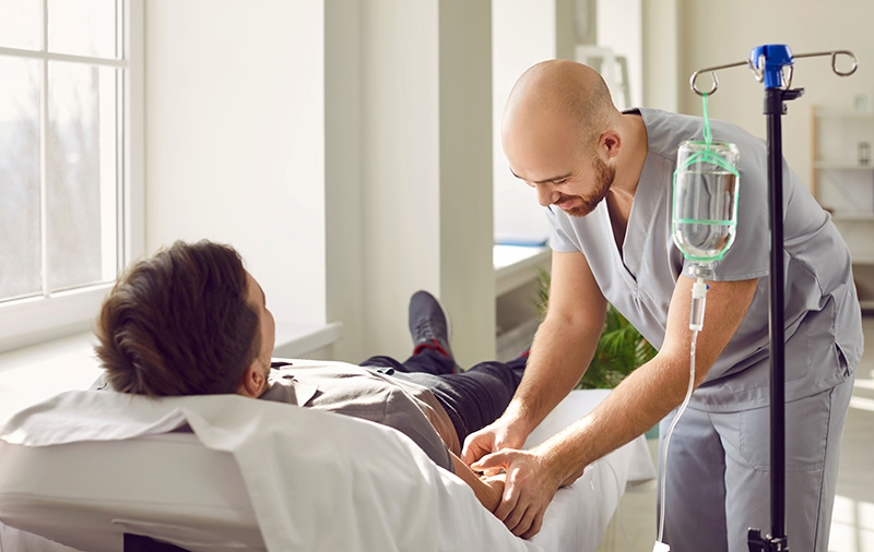 Mann bei Infusionstherapie am Tropf